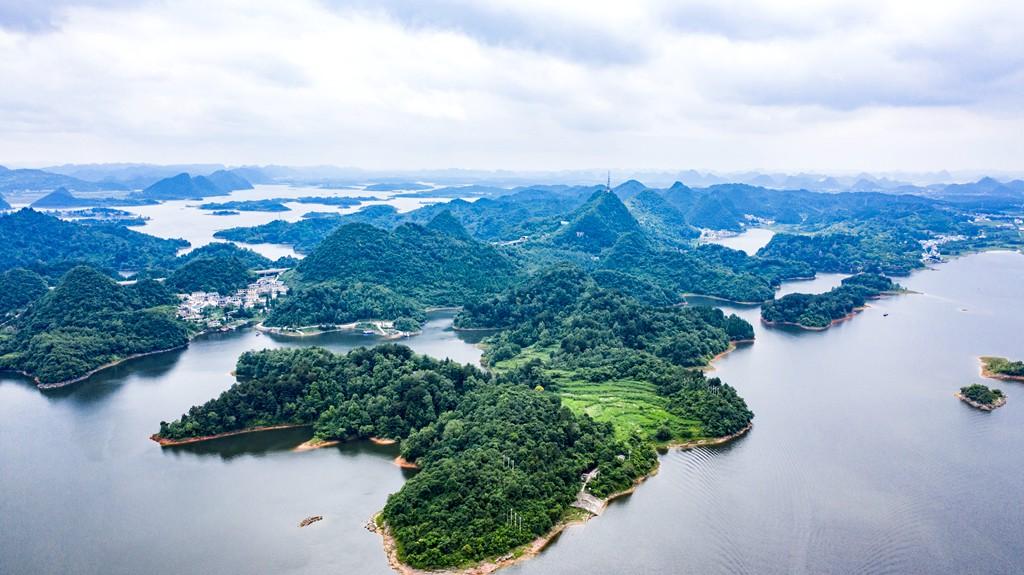 1991年,红枫湖民族村侗寨建成开放,成为当时国内风景名胜区中为开展