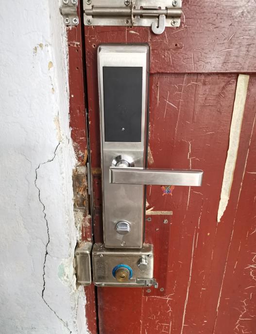 木门里面安装智能锁之后，安装在下端原位置的机械锁保持不动
