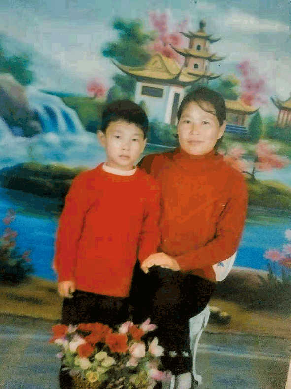 韩仕梅和小时候的儿子。