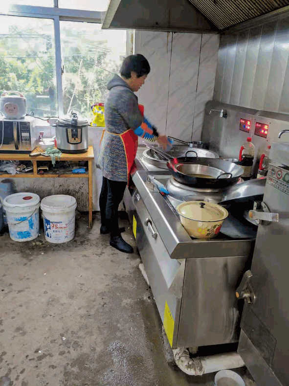 韩仕梅在工厂厨房涮锅。