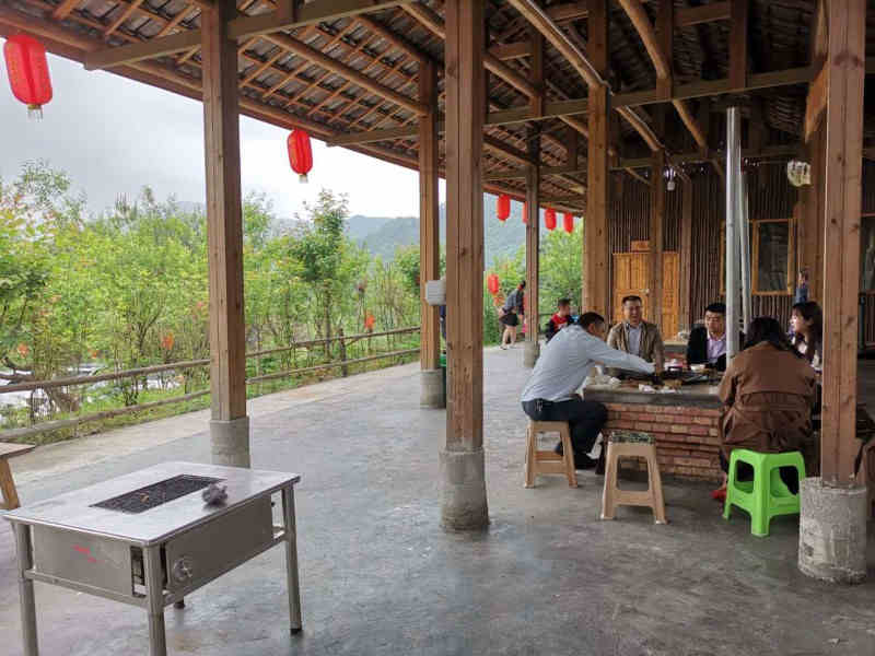 游客们正在贵阳市乌当华森石磨坊山庄吃现炒柴火鸡